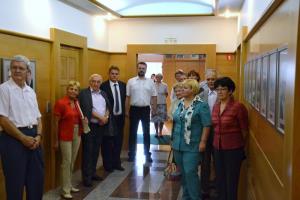 Udeleženci ob galeriji fotografij med kratkim kulturnim programom